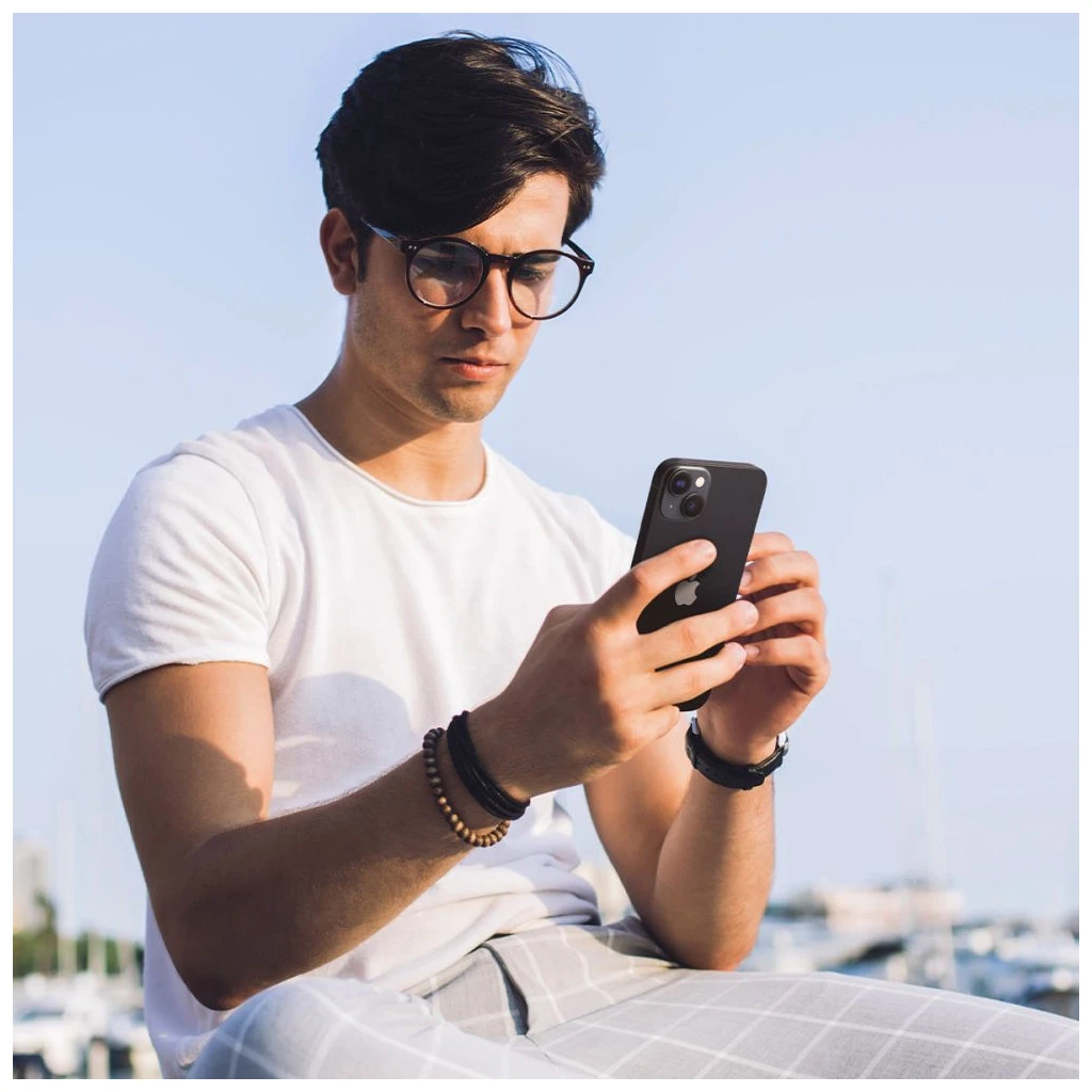 SPIGEN OPTIK.TR “EZ FIT” kameravédő 2 db – iPhone 14 / 14 Plus / 15 / 15 Plus készülékhez – fekete